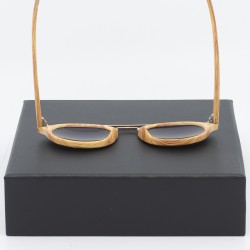 Μοντέρνα γυαλιά ηλίου καθρέφτες με σκελετό σε μορφή ξύλου και φίλτρο προστασίας UV400.